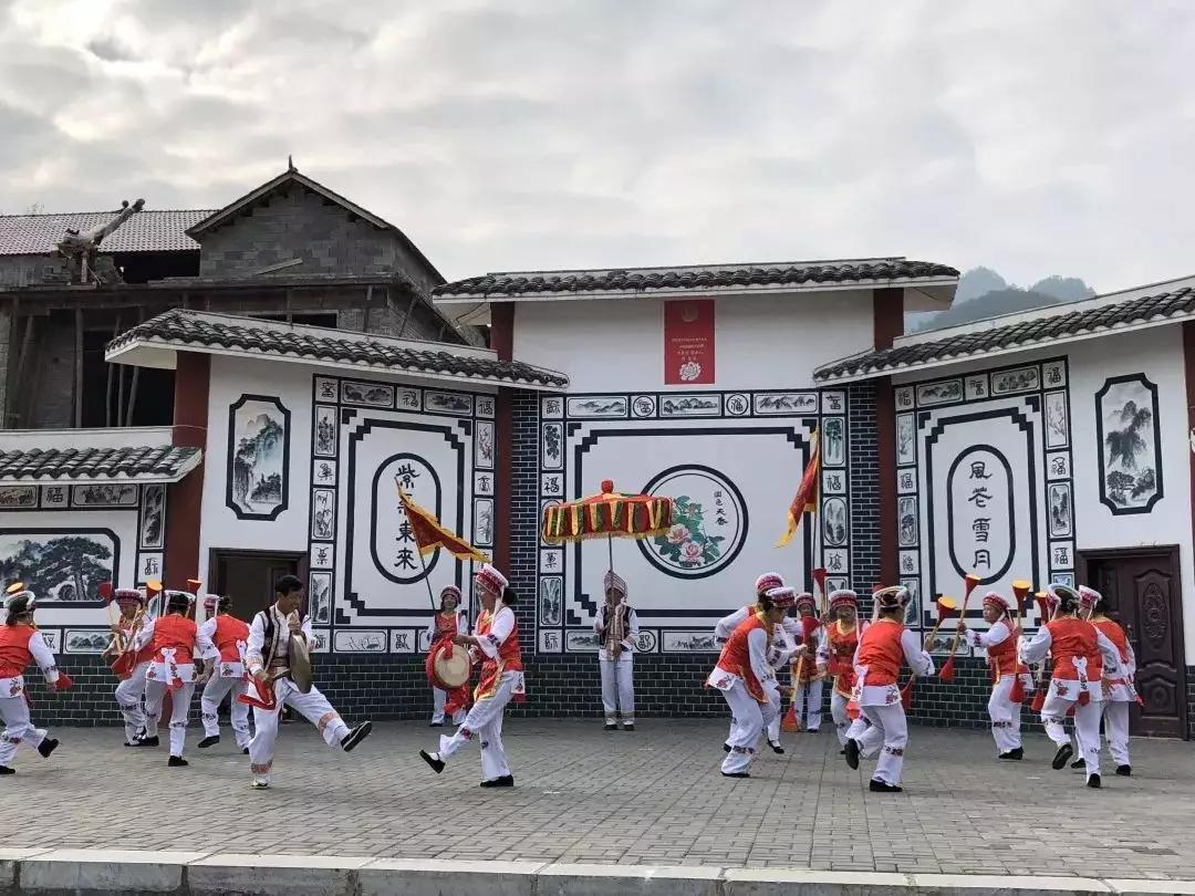 麦地坪村举行游神活动